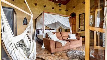 Smart-TV, bøker og stereoanlegg