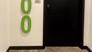 En sort dør med et kodelyslås og et skilt over døren, der angiver "SUITE 400".