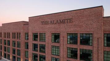 Un edificio de ladrillo con el nombre 'THE ALAMITE' visible en la fachada.