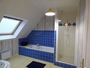 Dusche, Haartrockner, Handtücher, Seife