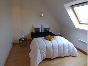 3 habitaciones, tabla de planchar con plancha y cuna de viaje 