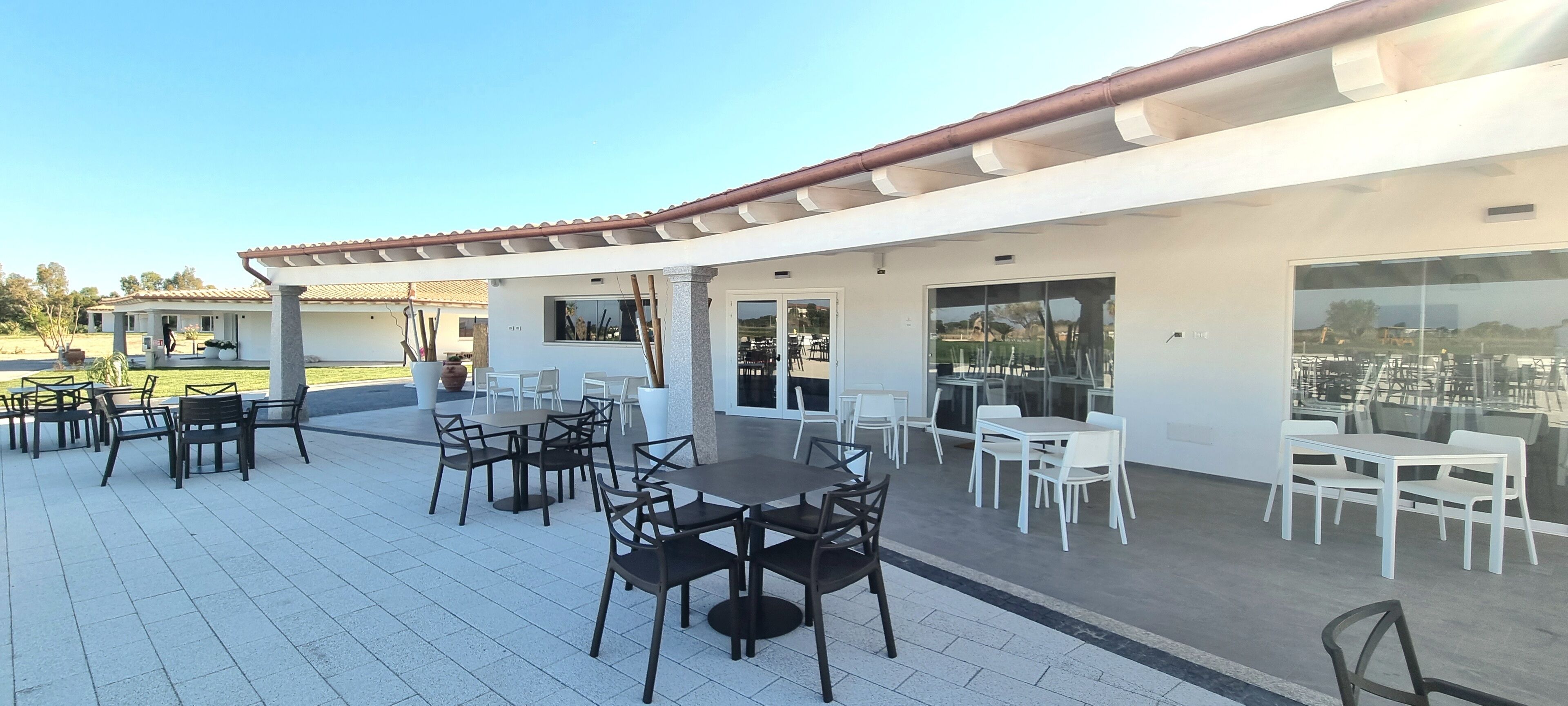 Bar tepi kolam renang