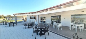 Bar en bord de piscine