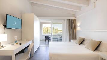 Superior Room, Garden Area | Minibar, in-room safe, desk, soundproofing
