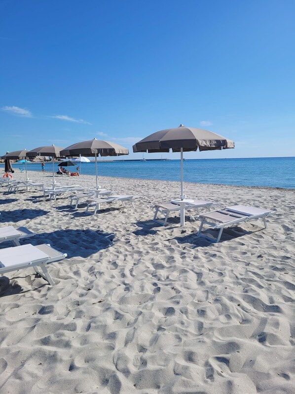 Plage privée à proximité, sable blanc, chaises longues, parasols