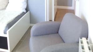 Une chambre à coucher avec un lit, une chaise et un mur sur lequel figure un texte partiel.