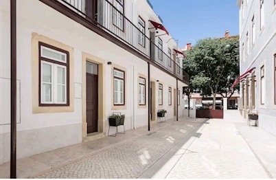 Charming Apartment in a Private Condominium at Graça