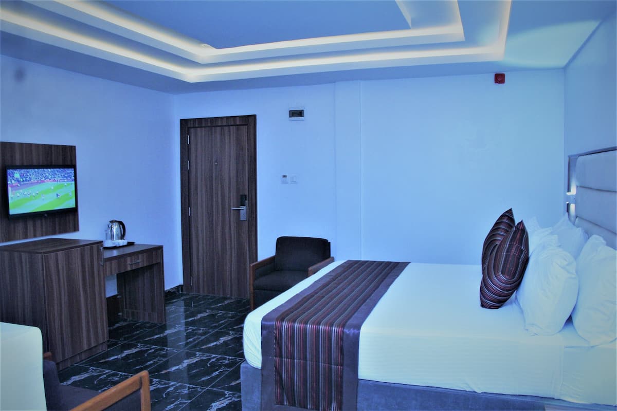 Room | 1 bedroom, Tempur-Pedic beds, desk, laptop workspace