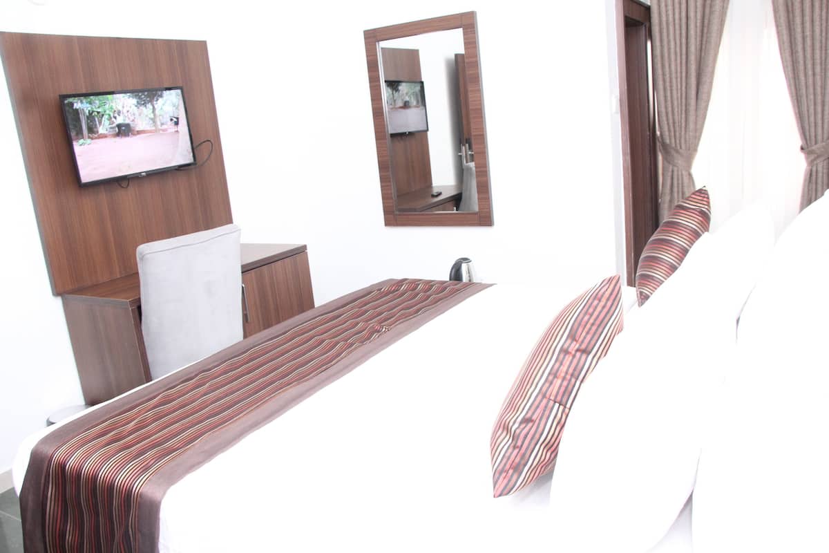 1 bedroom, Tempur-Pedic beds, desk, laptop workspace
