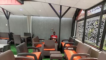 Alberca techada y sombrillas en la alberca