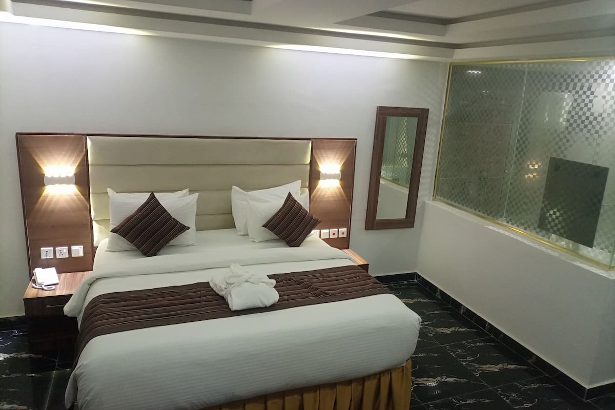 Suite | 1 bedroom, Tempur-Pedic beds, desk, laptop workspace