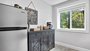 Kühlschrank, Mikrowelle, Wasserkocher mit Kaffee-/Teezubehör