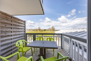 Outdoor dining - Le Goeland - Appartement avec Terrasse (Courseulles-sur-Mer)