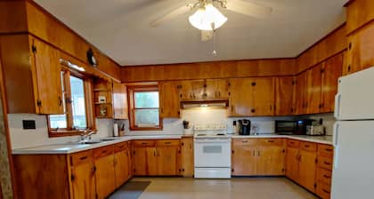 The Ole Farmhouse at Warm Springs - Country Living For the Whole Family