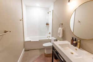 Bañera, artículos de higiene personal ecológicos y secador de pelo