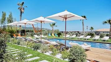 Piscine extérieure (ouverte en saison), parasols de plage