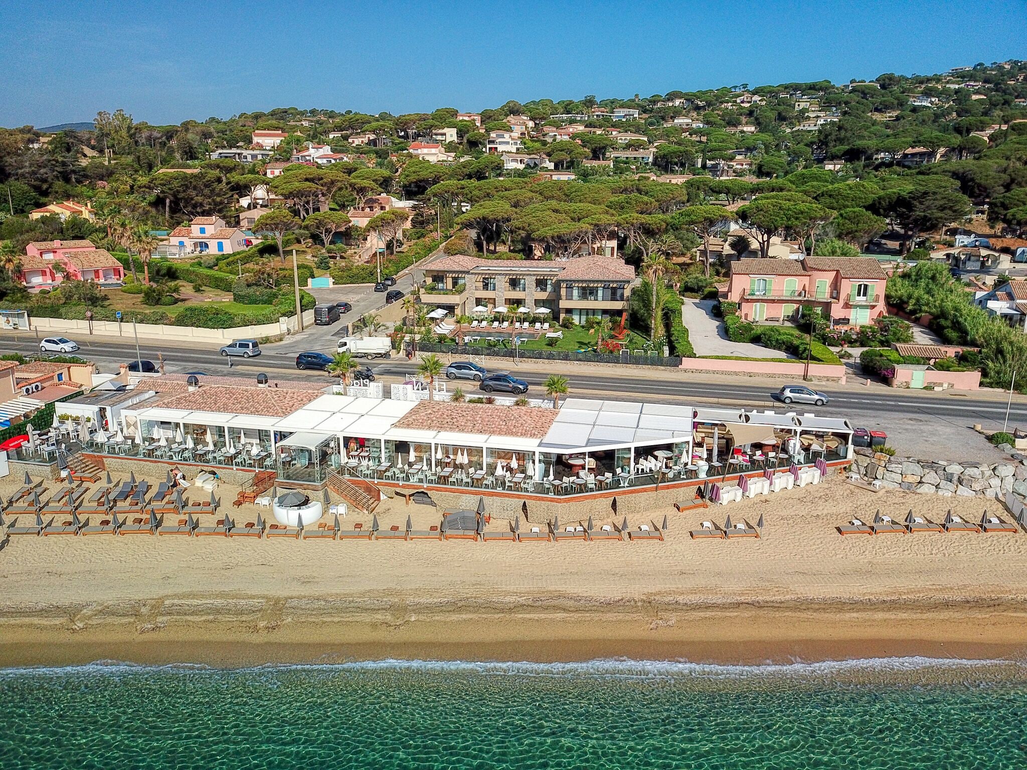 Plage privée à proximité, sable blanc, chaises longues, parasols