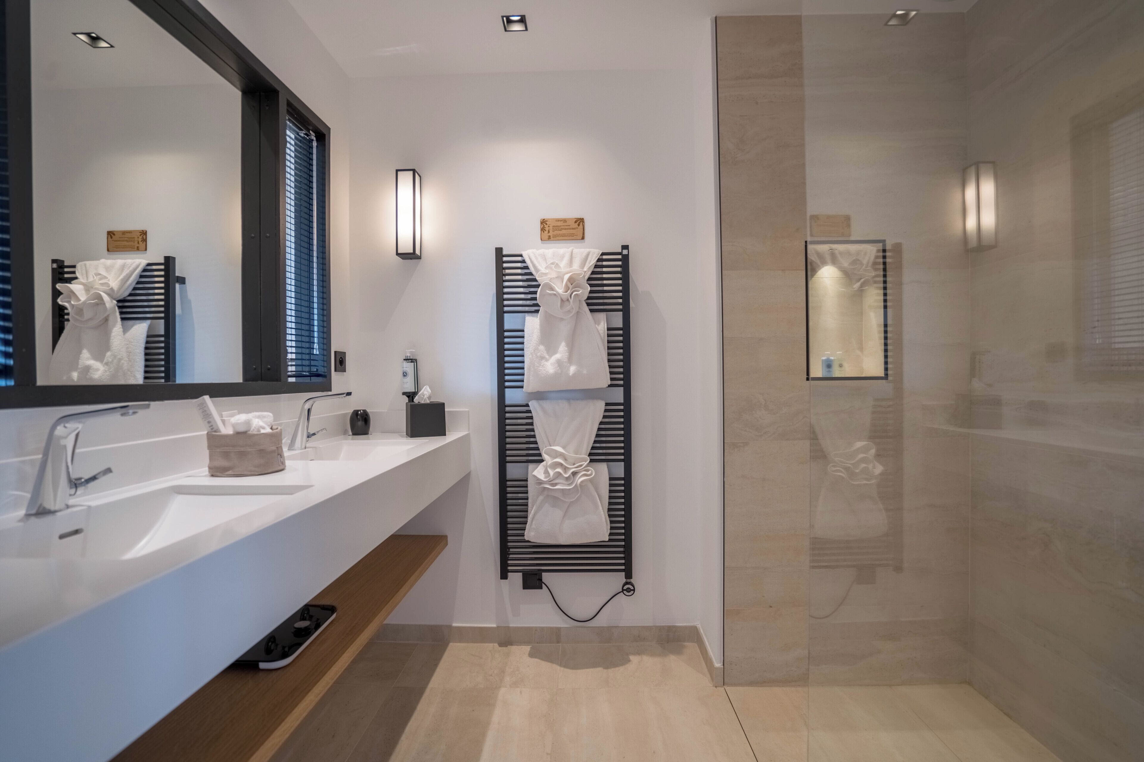 Habitación Deluxe con 1 cama matrimonial o 2 individuales, vista al jardín | Baño