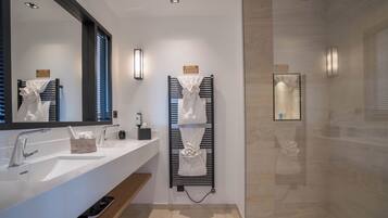 Habitación Deluxe con 1 cama matrimonial o 2 individuales, vista al jardín | Baño