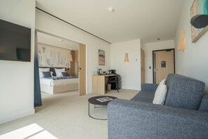 Suite – exclusive, 1 kingsize-seng, spabadekar, sjøutsikt | Sengetøy av topp kvalitet, safe på rommet og skrivebord