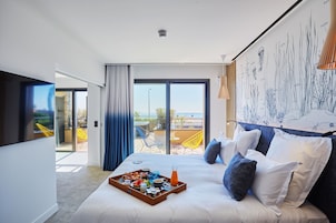 Exclusive Suite, 1 King Bed, Hot Tub, Sea View | Premium bedding, in-room safe, desk, laptop workspace