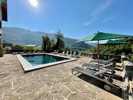 Una piscina al aire libre de temporada