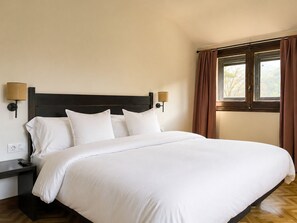 Junior Double Room | Peralatan tempat tidur hipoalergenik, gebar bulu kapas, busa memori 