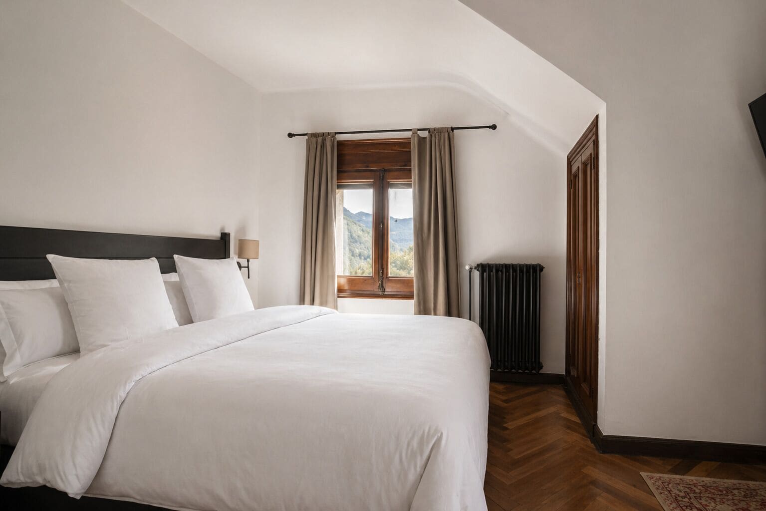 Chambre Double Deluxe | Literie hypoallergénique, couette en duvet d'oie