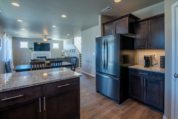 Een koelkast, een microgolfoven, een oven, een vaatwasser