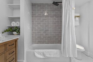 Combined shower/bathtub, hair dryer, towels, soap - Midtown Manor Central Location - 1 Mile to Plaza (Kansas City)
