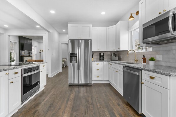 Refrigerador, microondas, horno y parrilla de estufa 