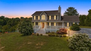 Exterior - Castlewood Retreat | Views, Hot Tub & Foosball Table🛁🏔️ + Biltmore Pass (Alexander)