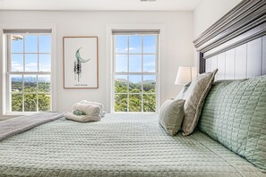 4 bedrooms, iron/ironing board, free WiFi, bed sheets - Castlewood Retreat | Views, Hot Tub & Foosball Table🛁🏔️ + Biltmore Pass (Alexander)