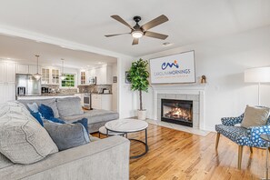 Una Smart TV, una chimenea, un futbolín, libros
