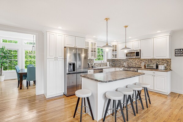 Fridge, microwave, oven, stovetop - Castlewood Retreat | Views, Hot Tub & Foosball Table🛁🏔️ + Biltmore Pass (Alexander)