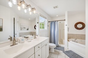 Shower, jetted bath, hair dryer, towels - Castlewood Retreat | Views, Hot Tub & Foosball Table🛁🏔️ + Biltmore Pass (Alexander)