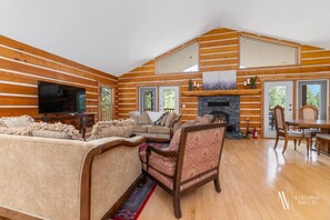 Smart TV, fireplace, table football, ping pong - Pinecone Cottage | Hot Tub | Fireplace | Foosball (Fairmont Hot Springs)