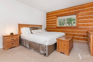 Desk, iron/ironing board, free WiFi, bed sheets - Pinecone Cottage | Hot Tub | Fireplace | Foosball (Fairmont Hot Springs)
