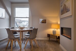 Cottage | Privékeuken | Een koelkast, een microgolfoven, een vaatwasser, een waterkoker