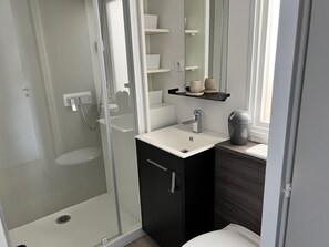 Dusche, Haartrockner, Handtücher, Toilettenpapier