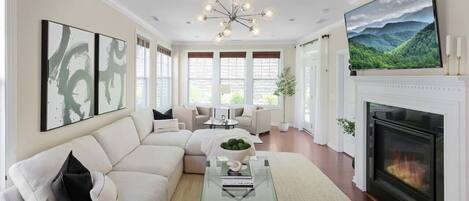 Smart-TV, Kamin, Arbeitsbereiche