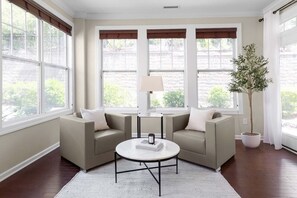 Smart-TV, Kamin, Arbeitsbereiche