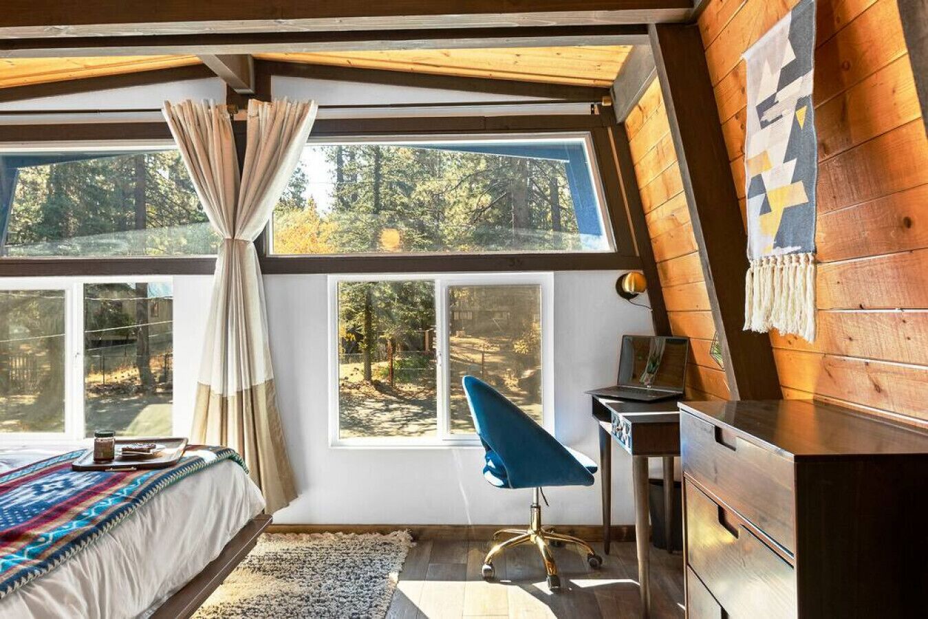 2 間睡房、書桌、熨斗/熨衫板、可攜式嬰兒床