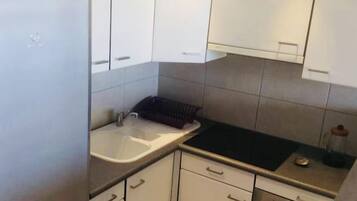 冰箱、微波炉、烤箱、炉灶