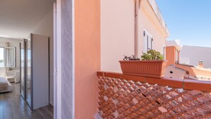 A modern interior with a balcony, a potted plant, and a view of the sea. - Panoramic Studio Carloforte (Carloforte)