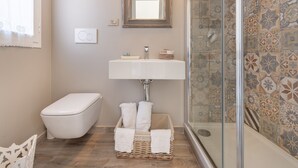 A bathroom with a toilet, sink, and shower. - Panoramic Studio Carloforte (Carloforte)