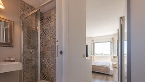 A modern bathroom with a shower, a sink, and a mirror. - Panoramic Studio Carloforte (Carloforte)