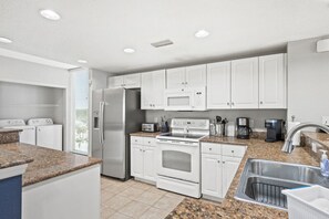 Køleskab, mikrobølgeovn, ovn, kogeplade