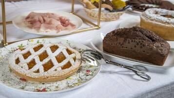 TĂ€gliches inbegriffenes FrĂŒhstĂŒcksbuffet