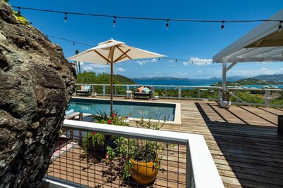 4BR Hilltop vacation bliss! Incredible views!